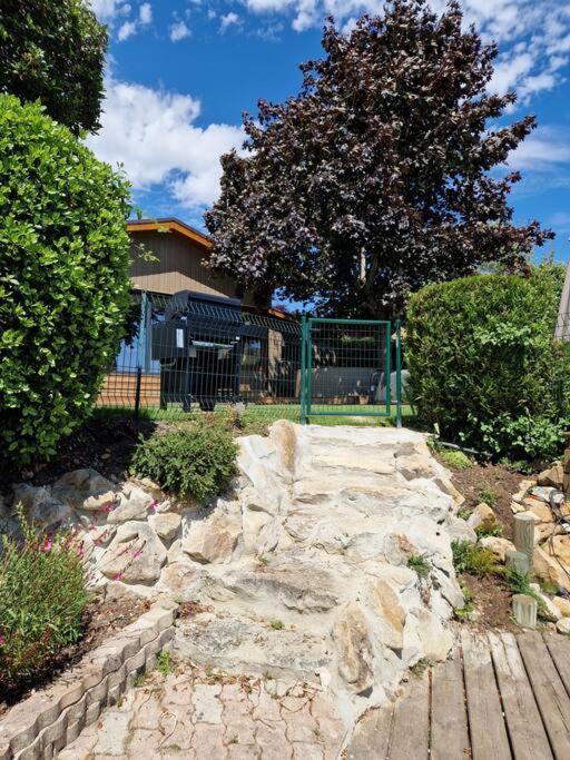 Chalet Moderne Au Bord D'Un Lac Saint-Sauveur-les-Bray Екстер'єр фото